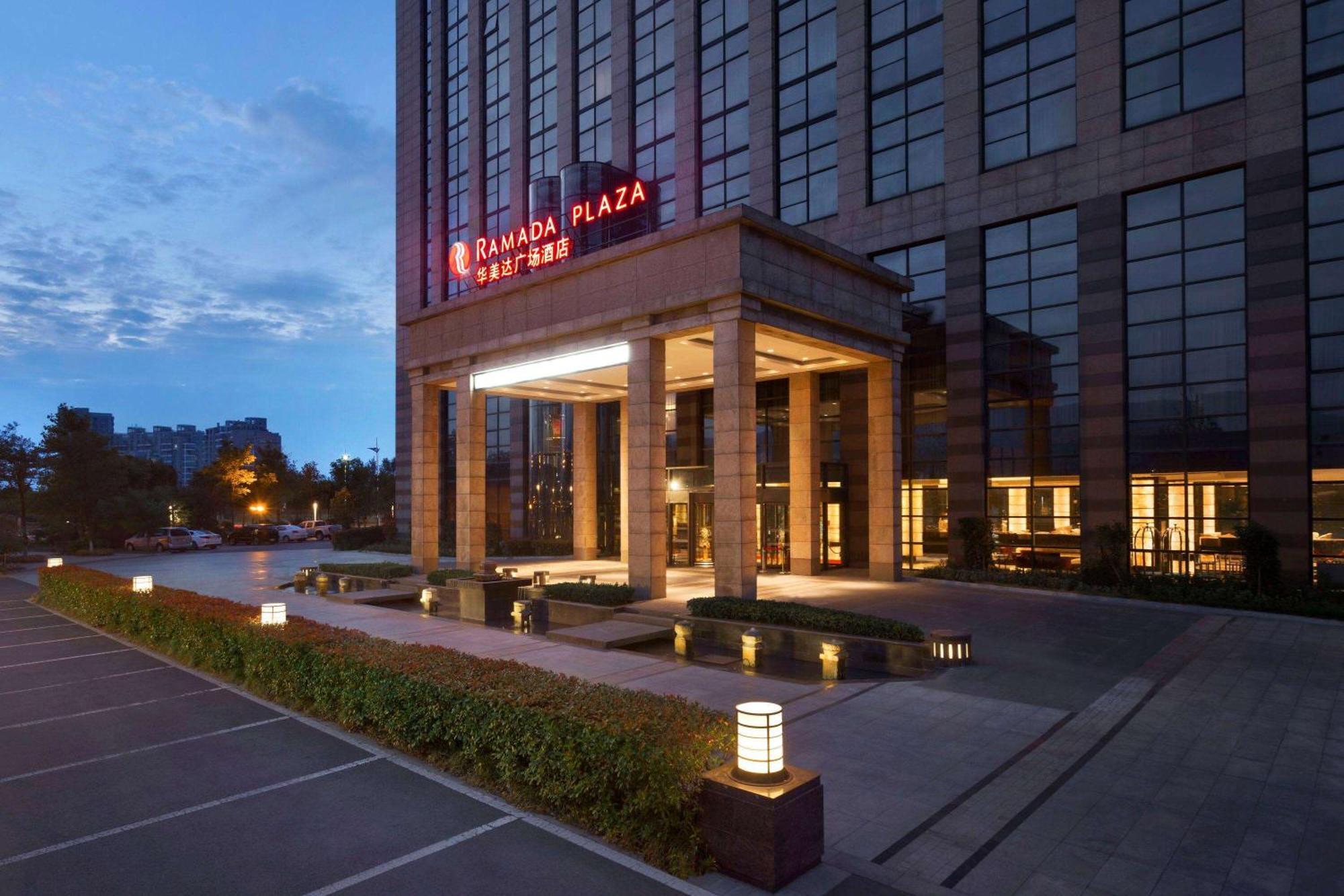Готель Ramada Plaza Ляньюньган Екстер'єр фото